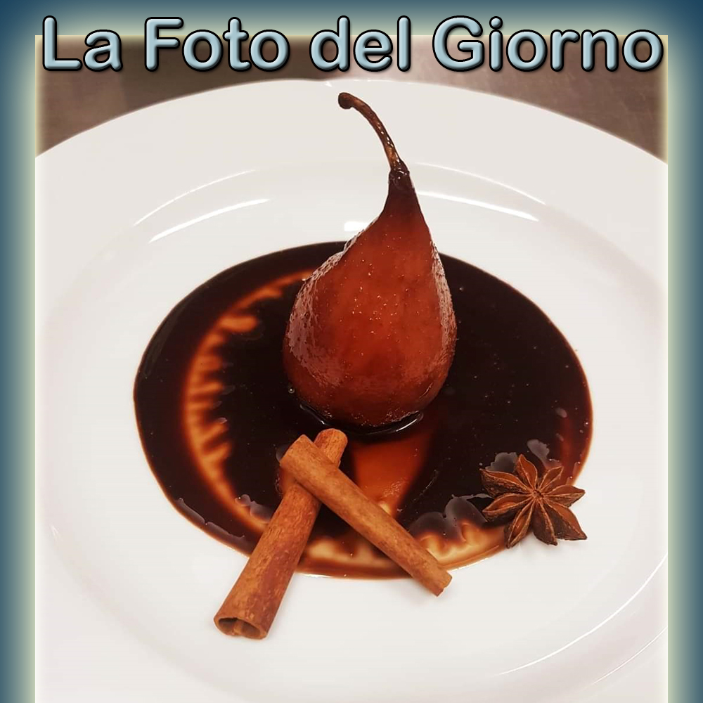 Pera cotta nel brunello di Montalcino con cioccolato di Mandria aromatizzata alla cannella e anice, fotografia inserita da Filippo Mulè il 01/07/2022