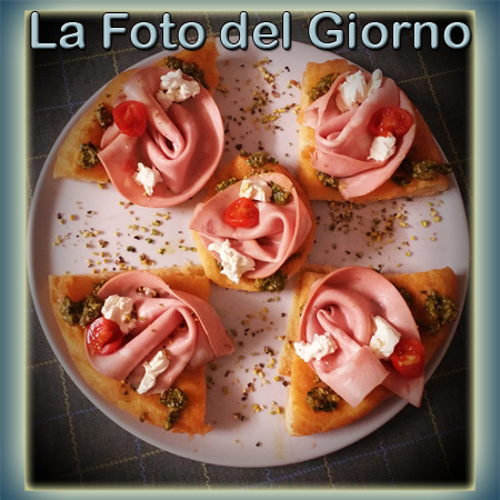 Pizza salata: Rose di mortazza, fotografia inserita da Vincenzo Munaf�