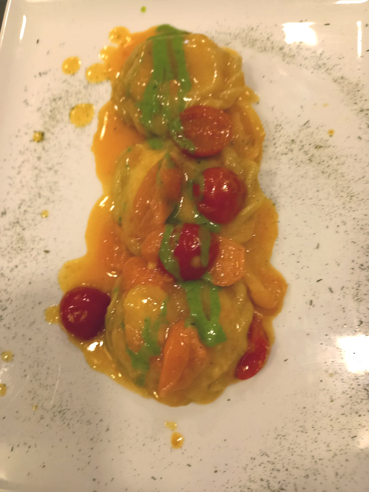 Ravioli ripieni di gamberi, patate e provola con salsa ai doppi pomodorini (rossi e gialli)