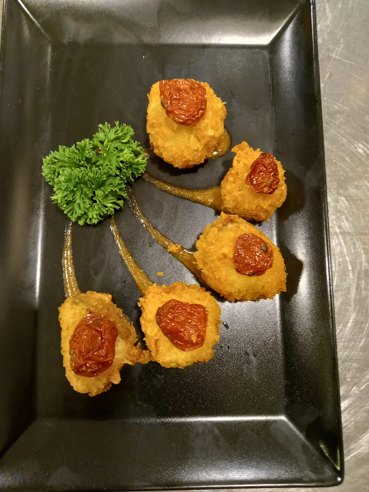Baccalà in tempura di pane panko su spuma di pomodoro
