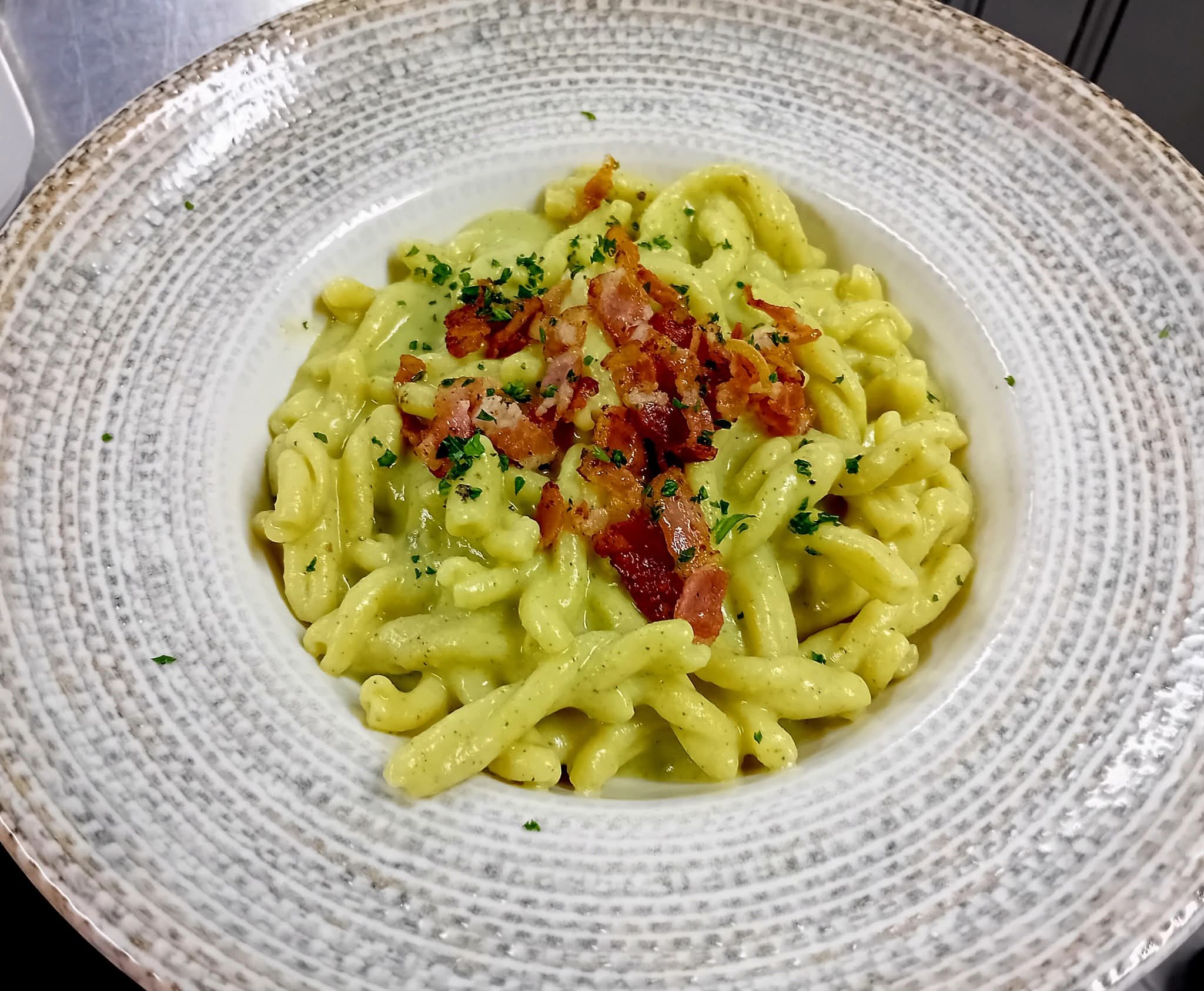 Caserecce alla crema di broccoli e speck croccante